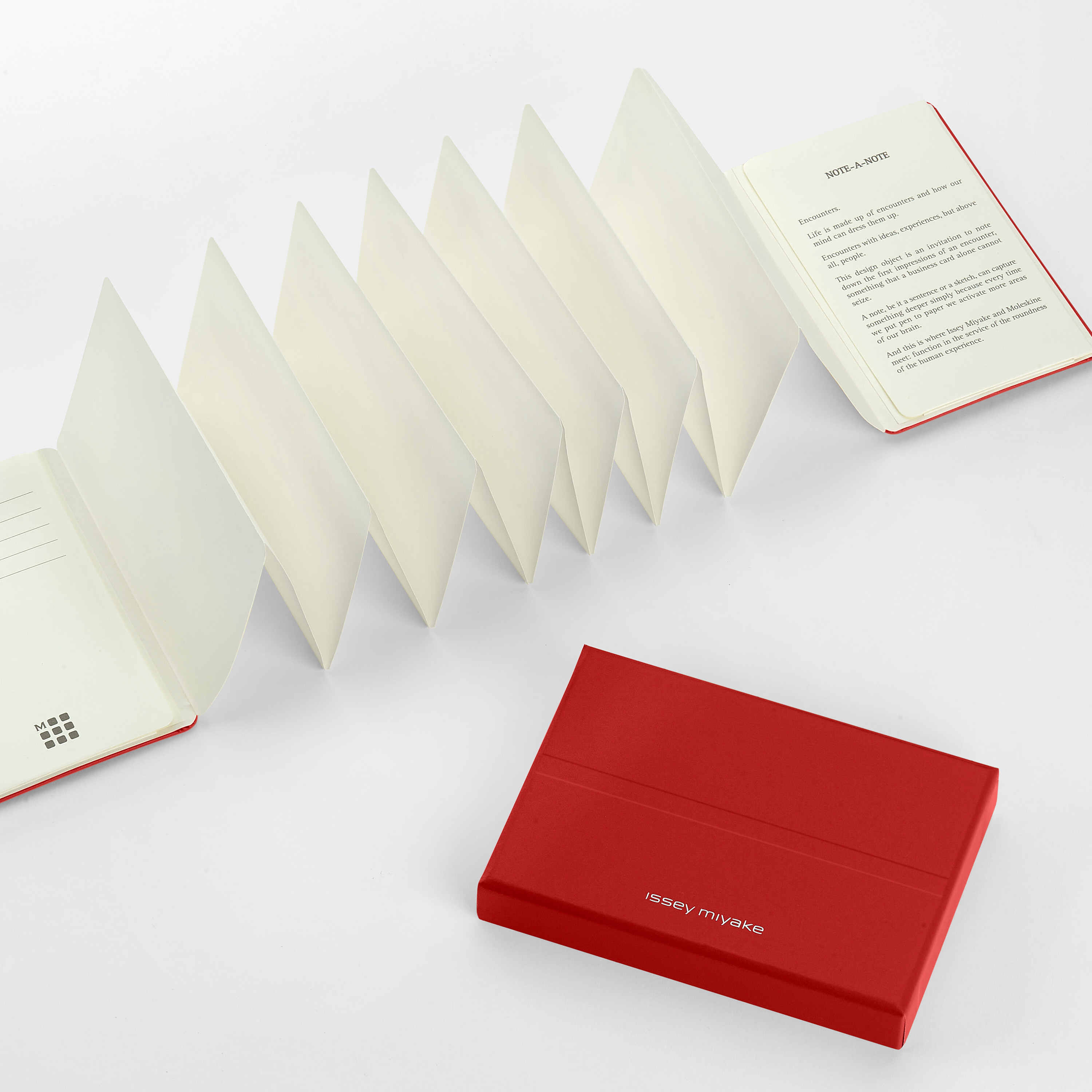 ISSEY MIYAKE | MOLESKINE　限定コレクション ハードカバー、超小型、無地、名刺ホルダー - 箱付き